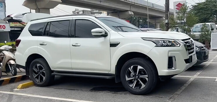 Hông Xe Nissan Terra VE